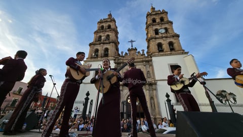 Durango se vistió de fiesta con el tradicional desfile de la XXI edición del Festival del Mariachi, su Charrería y Danza, que recorrió la avenida 20 de Noviembre y llenó de música, color y alegría el corazón de la ciudad.