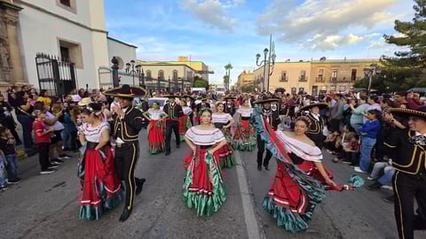 Durango se vistió de fiesta con el tradicional desfile de la XXI edición del Festival del Mariachi, su Charrería y Danza, que recorrió la avenida 20 de Noviembre y llenó de música, color y alegría el corazón de la ciudad.
