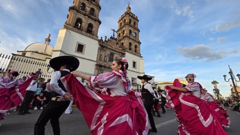 Durango se vistió de fiesta con el tradicional desfile de la XXI edición del Festival del Mariachi, su Charrería y Danza, que recorrió la avenida 20 de Noviembre y llenó de música, color y alegría el corazón de la ciudad.