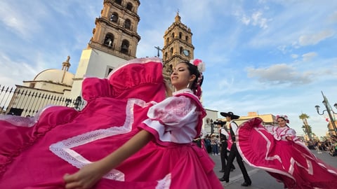 Durango se vistió de fiesta con el tradicional desfile de la XXI edición del Festival del Mariachi, su Charrería y Danza, que recorrió la avenida 20 de Noviembre y llenó de música, color y alegría el corazón de la ciudad.