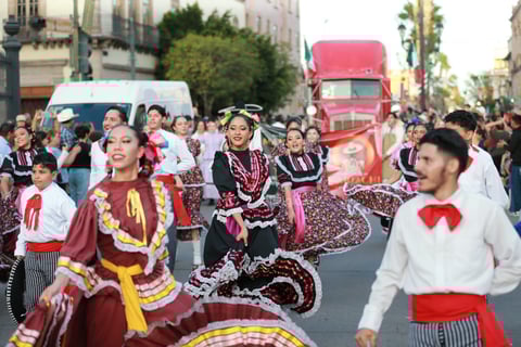 Durango se vistió de fiesta con el tradicional desfile de la XXI edición del Festival del Mariachi, su Charrería y Danza, que recorrió la avenida 20 de Noviembre y llenó de música, color y alegría el corazón de la ciudad.