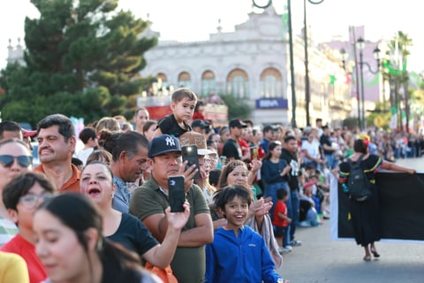 Durango se vistió de fiesta con el tradicional desfile de la XXI edición del Festival del Mariachi, su Charrería y Danza, que recorrió la avenida 20 de Noviembre y llenó de música, color y alegría el corazón de la ciudad.