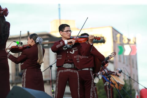 Durango se vistió de fiesta con el tradicional desfile de la XXI edición del Festival del Mariachi, su Charrería y Danza, que recorrió la avenida 20 de Noviembre y llenó de música, color y alegría el corazón de la ciudad.