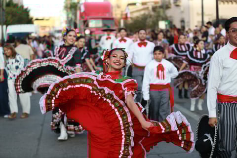 Durango se vistió de fiesta con el tradicional desfile de la XXI edición del Festival del Mariachi, su Charrería y Danza, que recorrió la avenida 20 de Noviembre y llenó de música, color y alegría el corazón de la ciudad.