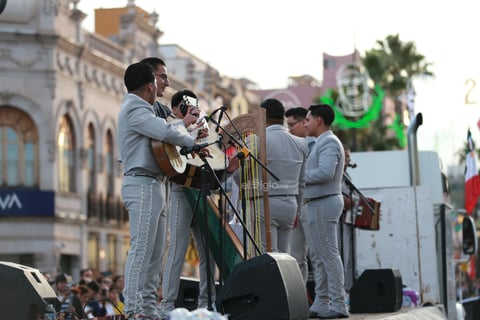 Durango se vistió de fiesta con el tradicional desfile de la XXI edición del Festival del Mariachi, su Charrería y Danza, que recorrió la avenida 20 de Noviembre y llenó de música, color y alegría el corazón de la ciudad.