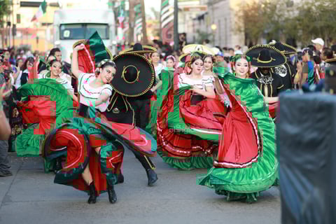 Durango se vistió de fiesta con el tradicional desfile de la XXI edición del Festival del Mariachi, su Charrería y Danza, que recorrió la avenida 20 de Noviembre y llenó de música, color y alegría el corazón de la ciudad.