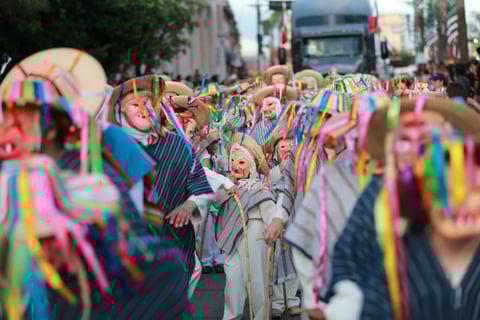 Durango se vistió de fiesta con el tradicional desfile de la XXI edición del Festival del Mariachi, su Charrería y Danza, que recorrió la avenida 20 de Noviembre y llenó de música, color y alegría el corazón de la ciudad.