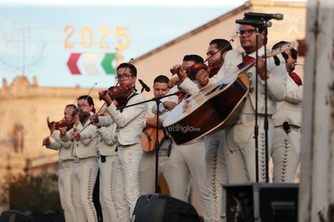 Durango se vistió de fiesta con el tradicional desfile de la XXI edición del Festival del Mariachi, su Charrería y Danza, que recorrió la avenida 20 de Noviembre y llenó de música, color y alegría el corazón de la ciudad.