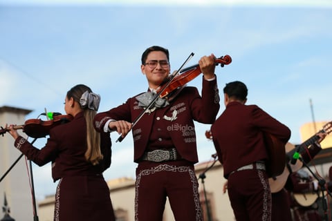 Durango se vistió de fiesta con el tradicional desfile de la XXI edición del Festival del Mariachi, su Charrería y Danza, que recorrió la avenida 20 de Noviembre y llenó de música, color y alegría el corazón de la ciudad.