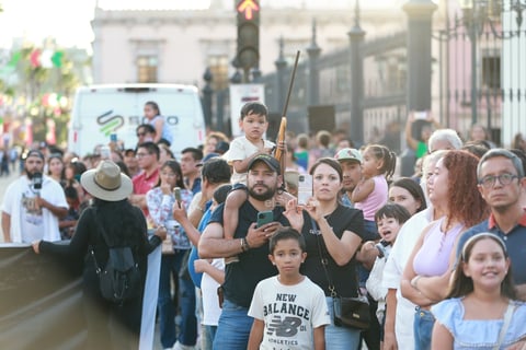 Durango se vistió de fiesta con el tradicional desfile de la XXI edición del Festival del Mariachi, su Charrería y Danza, que recorrió la avenida 20 de Noviembre y llenó de música, color y alegría el corazón de la ciudad.