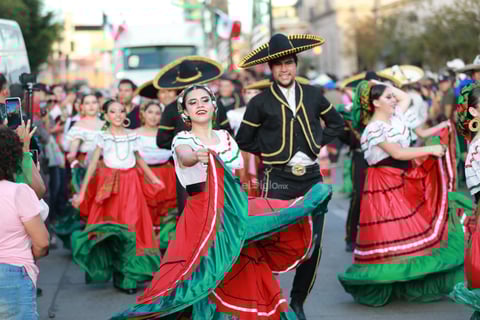 Durango se vistió de fiesta con el tradicional desfile de la XXI edición del Festival del Mariachi, su Charrería y Danza, que recorrió la avenida 20 de Noviembre y llenó de música, color y alegría el corazón de la ciudad.