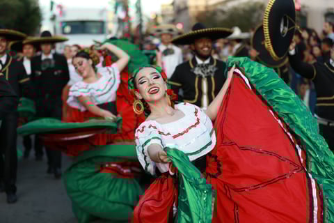 Durango se vistió de fiesta con el tradicional desfile de la XXI edición del Festival del Mariachi, su Charrería y Danza, que recorrió la avenida 20 de Noviembre y llenó de música, color y alegría el corazón de la ciudad.