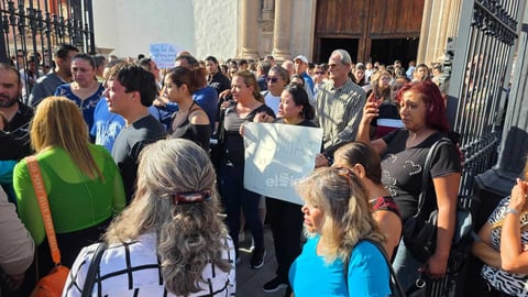 El recinto duranguense se vio repleto por decenas de personas que acompañaron a los familiares.