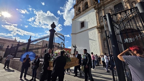El recinto duranguense se vio repleto por decenas de personas que acompañaron a los familiares.