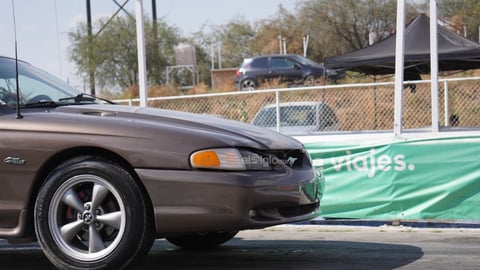 El debut del club automotriz femenino reunió camionetas clásicas y modernas, música en vivo y un ambiente familiar.