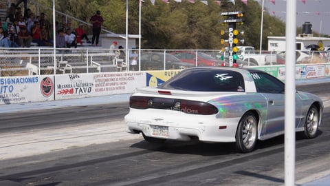 El debut del club automotriz femenino reunió camionetas clásicas y modernas, música en vivo y un ambiente familiar.
