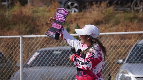 El debut del club automotriz femenino reunió camionetas clásicas y modernas, música en vivo y un ambiente familiar.
