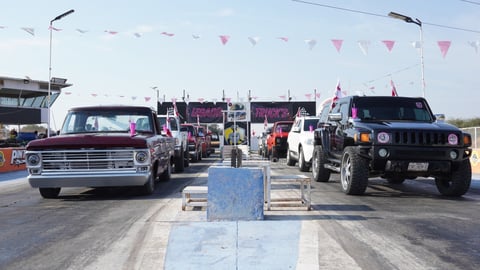 El debut del club automotriz femenino reunió camionetas clásicas y modernas, música en vivo y un ambiente familiar.