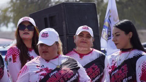El debut del club automotriz femenino reunió camionetas clásicas y modernas, música en vivo y un ambiente familiar.