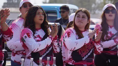 El debut del club automotriz femenino reunió camionetas clásicas y modernas, música en vivo y un ambiente familiar.