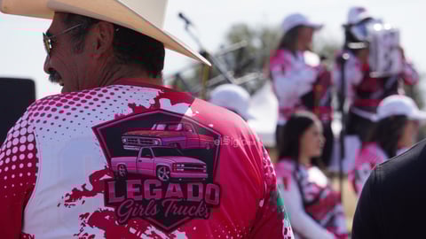 El debut del club automotriz femenino reunió camionetas clásicas y modernas, música en vivo y un ambiente familiar.