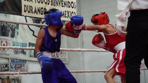 Así se vivió el arranque del evento conmemorativo del 35 aniversario del Gimnasio de Box El Refugio, un espacio que desde su fundación en 1990 por el exboxeador Julio Aguilar Zamarripa se convirtió en la llamada Catedral del Box en Durango.