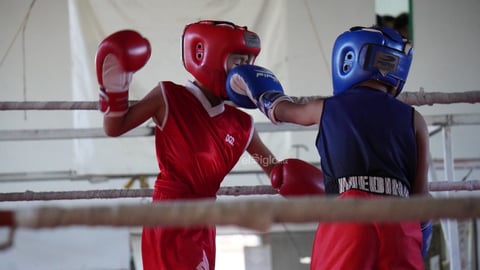 Así se vivió el arranque del evento conmemorativo del 35 aniversario del Gimnasio de Box El Refugio, un espacio que desde su fundación en 1990 por el exboxeador Julio Aguilar Zamarripa se convirtió en la llamada Catedral del Box en Durango.
