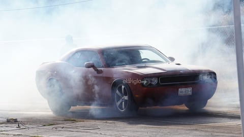 El rugido de los motores volvió a encender la pista del Autódromo Durango este domingo 14 de diciembre con la segunda jornada del Campeonato Bracket 1/8 de milla. Desde el mediodía, pilotos locales y foráneos se enfrentaron en duelos de aceleración que dejaron milésimas de diferencia y grandes postales para la afición. La adrenalina, la precisión y la potencia marcaron una jornada vibrante que cerró el fin de semana con espectáculo y emoción.