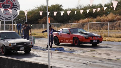 El rugido de los motores volvió a encender la pista del Autódromo Durango este domingo 14 de diciembre con la segunda jornada del Campeonato Bracket 1/8 de milla. Desde el mediodía, pilotos locales y foráneos se enfrentaron en duelos de aceleración que dejaron milésimas de diferencia y grandes postales para la afición. La adrenalina, la precisión y la potencia marcaron una jornada vibrante que cerró el fin de semana con espectáculo y emoción.