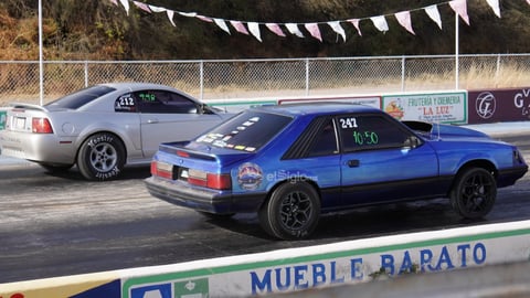 El rugido de los motores volvió a encender la pista del Autódromo Durango este domingo 14 de diciembre con la segunda jornada del Campeonato Bracket 1/8 de milla. Desde el mediodía, pilotos locales y foráneos se enfrentaron en duelos de aceleración que dejaron milésimas de diferencia y grandes postales para la afición. La adrenalina, la precisión y la potencia marcaron una jornada vibrante que cerró el fin de semana con espectáculo y emoción.