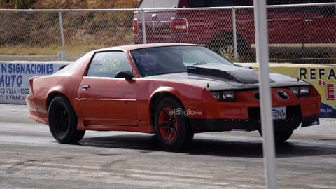 El rugido de los motores volvió a encender la pista del Autódromo Durango este domingo 14 de diciembre con la segunda jornada del Campeonato Bracket 1/8 de milla. Desde el mediodía, pilotos locales y foráneos se enfrentaron en duelos de aceleración que dejaron milésimas de diferencia y grandes postales para la afición. La adrenalina, la precisión y la potencia marcaron una jornada vibrante que cerró el fin de semana con espectáculo y emoción.