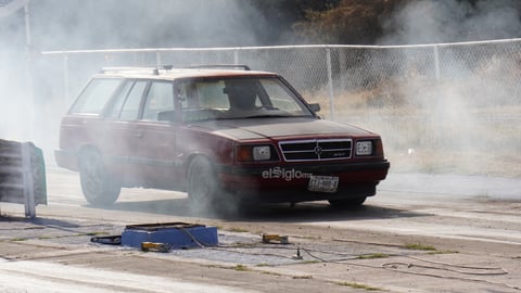 El rugido de los motores volvió a encender la pista del Autódromo Durango este domingo 14 de diciembre con la segunda jornada del Campeonato Bracket 1/8 de milla. Desde el mediodía, pilotos locales y foráneos se enfrentaron en duelos de aceleración que dejaron milésimas de diferencia y grandes postales para la afición. La adrenalina, la precisión y la potencia marcaron una jornada vibrante que cerró el fin de semana con espectáculo y emoción.