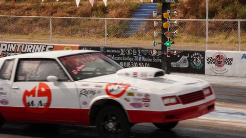 El rugido de los motores volvió a encender la pista del Autódromo Durango este domingo 14 de diciembre con la segunda jornada del Campeonato Bracket 1/8 de milla. Desde el mediodía, pilotos locales y foráneos se enfrentaron en duelos de aceleración que dejaron milésimas de diferencia y grandes postales para la afición. La adrenalina, la precisión y la potencia marcaron una jornada vibrante que cerró el fin de semana con espectáculo y emoción.