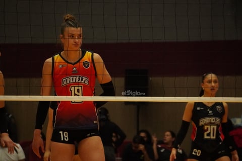Las coterráneas sostuvieron el ritmo en los momentos decisivos y resolvieron el duelo con control en el set definitivo.