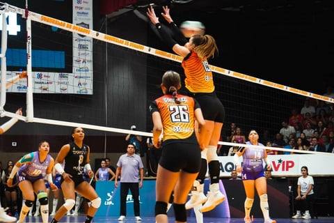 Coronelas de Durango disputa en este momento el segundo juego de la final de la Liga de Voleibol Profesional en un Auditorio del Pueblo a reventar, sosteniendo su condición de invictas ante unas Tapatías que buscan forzar el tercer duelo; la tensión, el ritmo alto y cada punto peleado reflejan el pulso de una serie que podría coronar hoy mismo a las duranguenses.