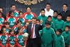 Peña Nieto recibe a 'niños héroes' del Basquetbol