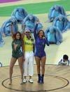 Los cantantes estadounidenses, Pitbull y Jennifer L&oacute;pez (c) junto a la brasile&ntilde;a Claudia Leitte (i) durante la gala de inauguraci&oacute;n del Mundial de F&uacute;tbol de Brasil 2014.