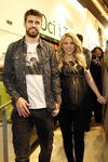 Fotograf&iacute;a de la cuenta de Twitter de la cantante colombiana Shakira posando junto a Gerard Pique y el hijo de ambos, Milan.