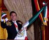 Peña Nieto, su esposa, e hijos saludaron a los mexicanos reunidos desde horas antes en la plancha del Zócalo.