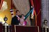 Peña Nieto, su esposa, e hijos saludaron a los mexicanos reunidos desde horas antes en la plancha del Zócalo.