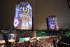Fuegos artificiales iluminan el cielo, durante las celebración de Año Nuevo en la Puerta de Brandenburger en Berlín