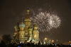 Fuegos artificiales iluminan la Catedral de San Basilio en la Plaza Roja en Moscú