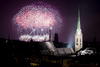Fuegos artificiales iluminan el cielo durante las celebraciones de Año Nuevo en Zúrich