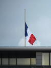 Banderas con crespones negros ondean a media asta en el exterior del palacio del Elíseo en París, Francia.