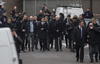 El primer ministro francés, Manuel Valls (c), a su llegada a las inmediaciones de la sede del semanario satírico "Charlie Hebdo".
