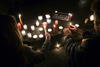 Varias personas encienden velas junto a una nota en la que se lee "Yo soy Charlie" como muestra de condena al ataque contra la sede del semanario satírico francés "Charlie Hebdo".