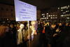 Varias personas muestran carteles en los que se lee "Yo soy Chalie" durante la protesta silenciosa convocada para condenar el ataque contra la sede del semanario satírico francés "Charlie Hebdo", perpetrado por al menos dos individuos armados con kalashnikov, en Niza, Francia.