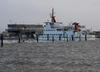 Un ferry de servicio a la isla de Spiekeroog ancla junto a un muelle en el puerto de ferry de Neuharlingersiel, Alemania.