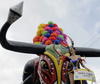 Asistentes disfrutan hoy, s&aacute;bado 14 de febrero de 2015, durante la Batalla de Flores, desfile con el que arranca el carnaval en Barranquilla (Colombia).
