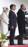 El duque Felipe de Edimburgo, da la bienvenida al presidente mexicano, Enrique Peña Nieto, en el Pabellón real del Horse Guards Parade en Londres.